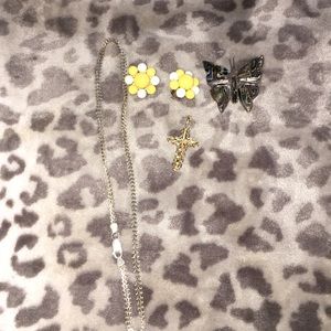 Jewelry crucifix is 4 grams of 14 k